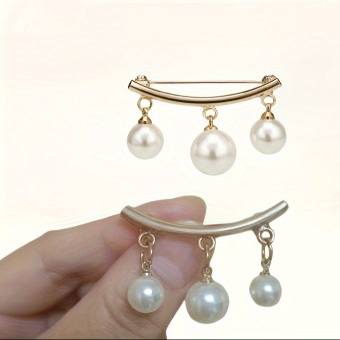 Broche Élégante Dorée avec Perle – Accessoire de Robe Col V, Fermoir Chic pour Gilet, Blanc & Doré